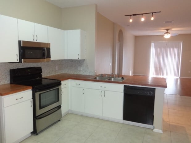 Photo - 523 Royal Ridge St