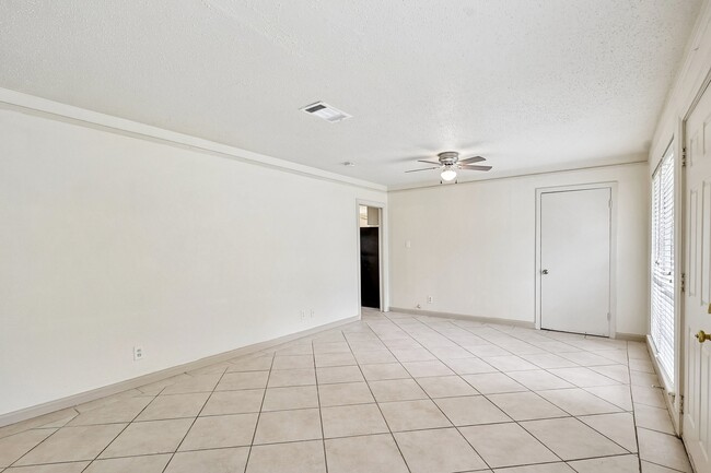 6401 Rowan Ln