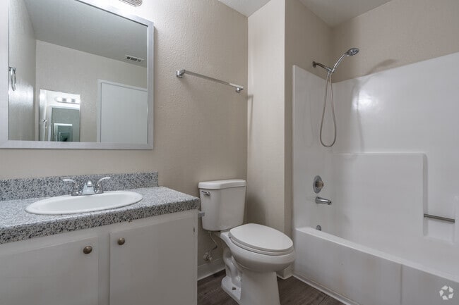 2 habitaciones, 2 baños - 910 pies cuadrados - Baño