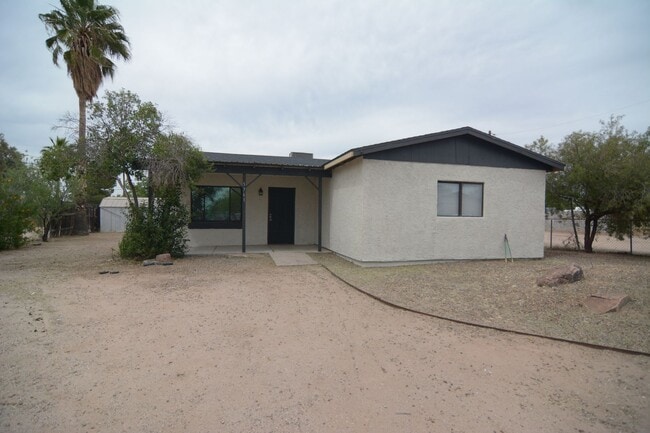 Building Photo - Remodeled 3 Bedroom 1 Bath Home! Central T...