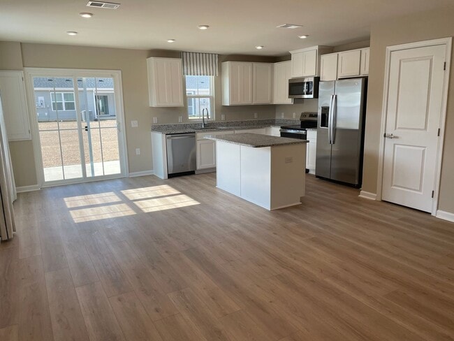 Photo - 3005 Edgemead Cir NW