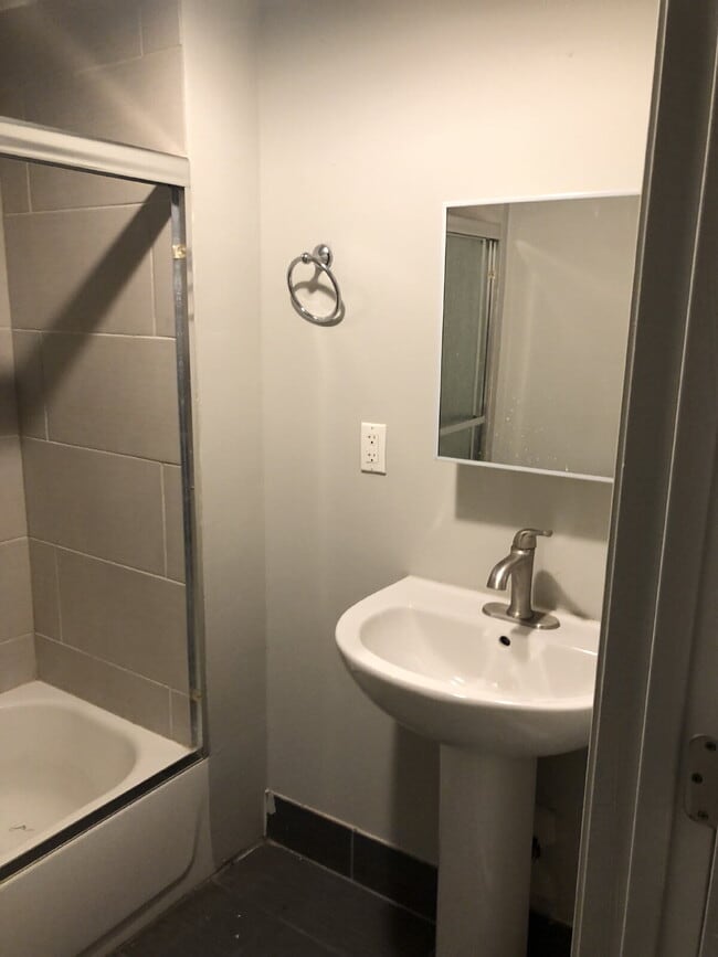 Photo - Cozy, Quiet 2 bedroom 1 bath! Section 8 approved! Unidad #3