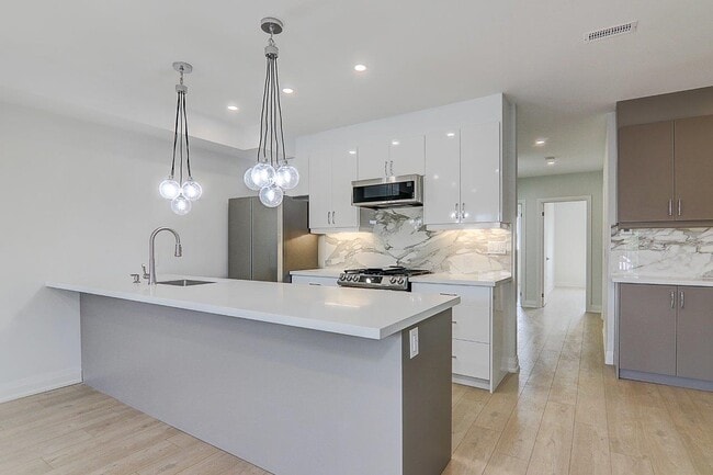 Photo - 115 Livingstone Ave Unit Upper