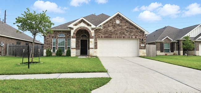 Building Photo - 14143 Medina Dr