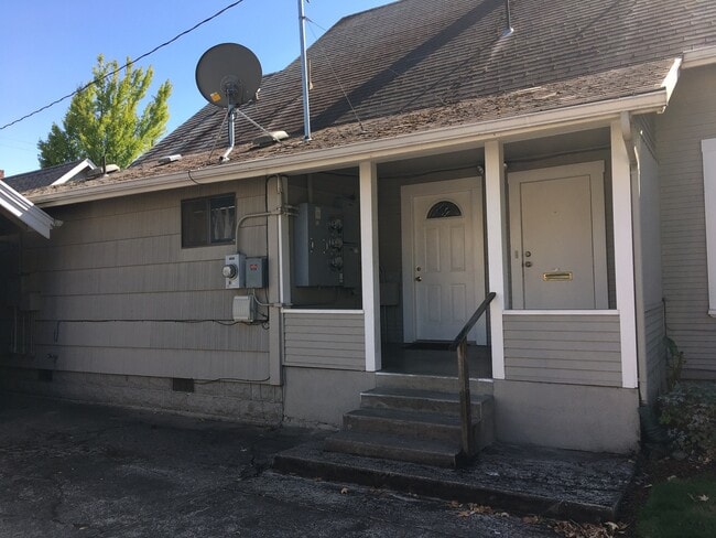 Building Photo - 2 Bedroom in Triplex Near Downtown and Campus Unit 1645 Mill St. #3