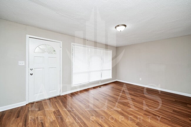 Photo - 223 Pine St SW