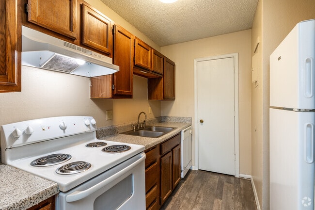 2BR, 1BA - 745SF - Kitchen