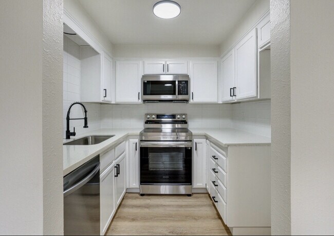 Photo - 902 NE Hacienda Ct