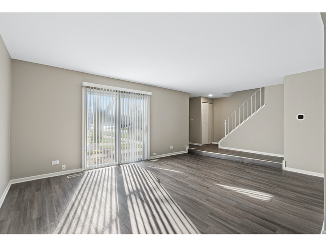 Spacious Living Room | Apartments for Rent in Woodridge, Illinois | The Townhomes at Highcrest