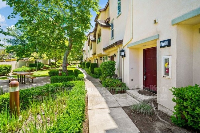 Building Photo - 2703 Apricot Ct