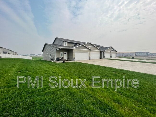Building Photo - 5510 E Lebridge St
