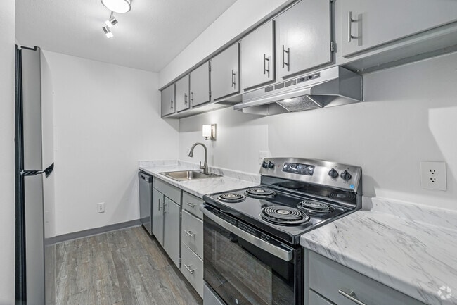2BR, 2BA - 828SF - Kitchen