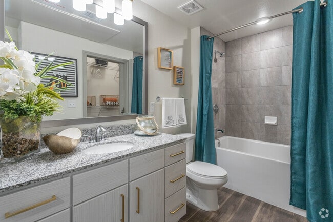1 BR, 1 BA - 736 SF