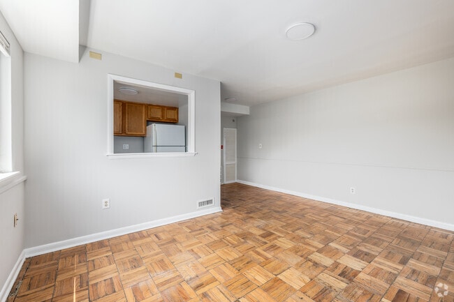 1BR, 1BA - 766SF - Living Room