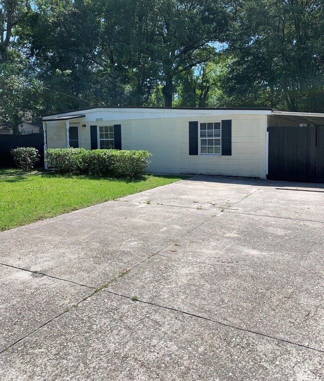 Building Photo - Spacious 3 Bedroom Home Near River City Marketplace