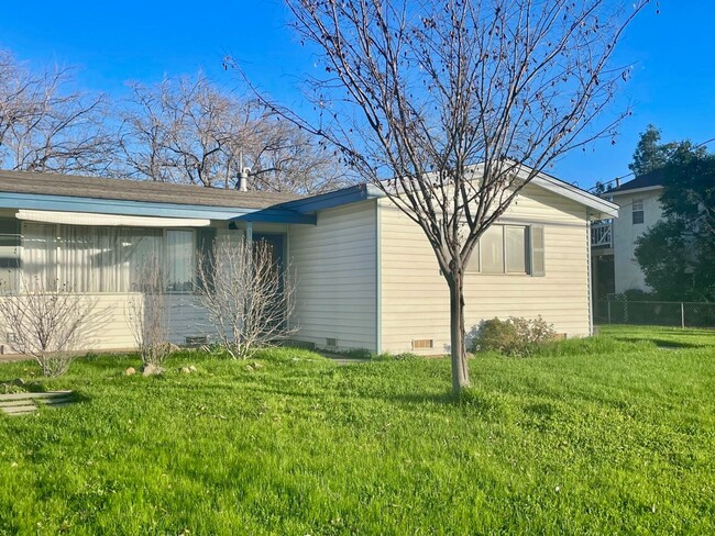 Building Photo - Newly Renovated Home! Charming Neighborhoo...