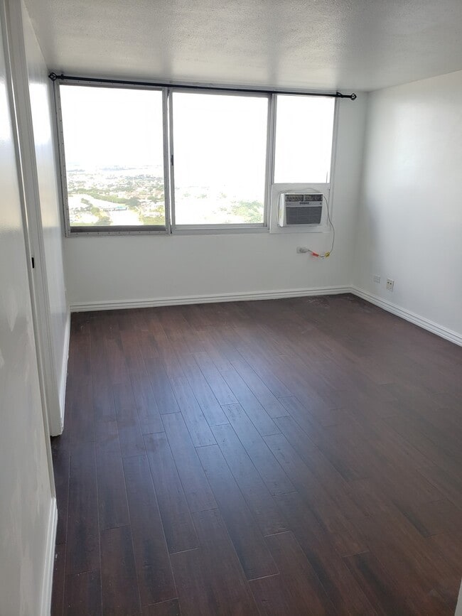 Photo - Beautifully Renovated 2 bedroom Penthouse ... Unit 4401