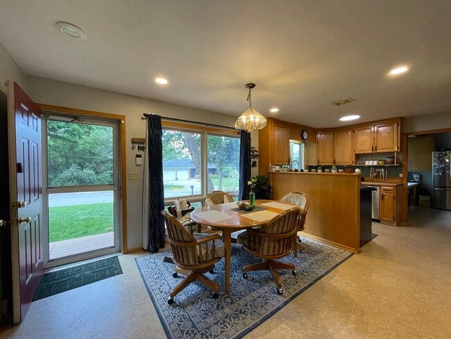 Building Photo - 2018 Greenbriar Cir Rental