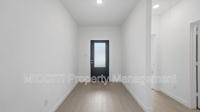 8905 San Carlos