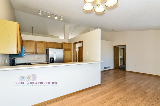 Photo - 2737 Douglas Dr N