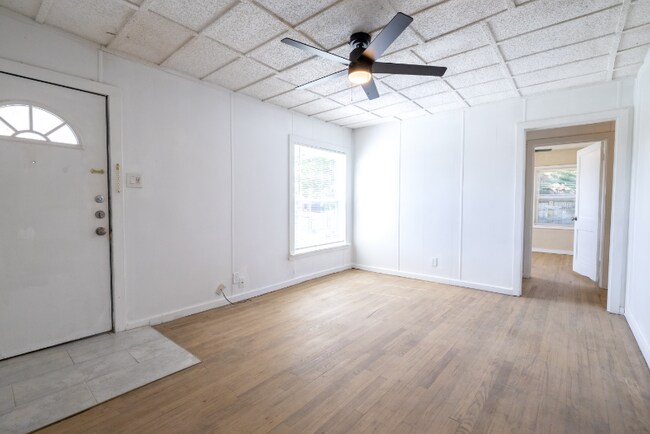 Photo - 901 Conder St