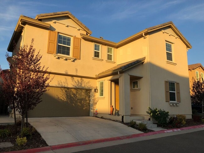 Beautiful 4 Bed 3 Bath Near Iron Point wit... - Beautiful 4 Bed 3 Bath Near Iron Point wit...