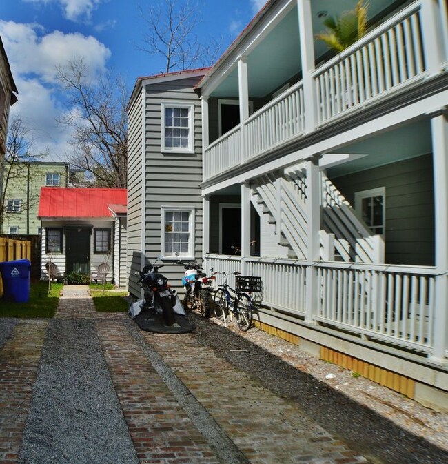 15 Sires St