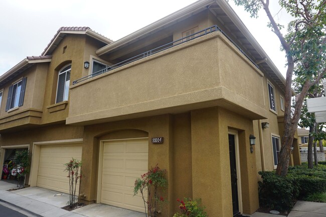 Charming Upper End Unit 2 Bed 2 Bath Condo - Charming Upper End Unit 2 Bed 2 Bath Condo