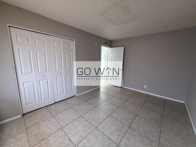 2018 W Cactus Rd Unit B