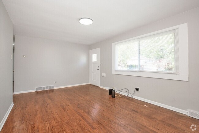 Building Photo - 3 BED 1 BATH BEAUTIFUL SINGLE FAMILY HOME ...