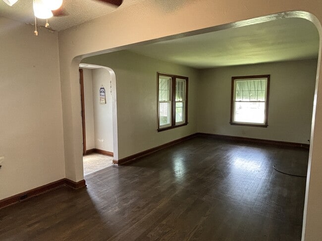 Photo - 1050 Clearview St NW