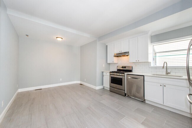 Photo - 894 AVENUE C Unit 2