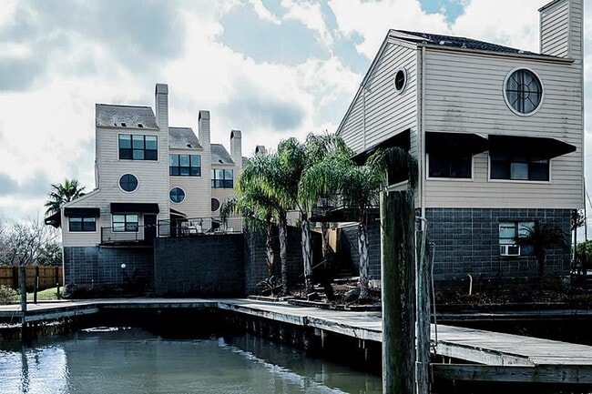 End Unit on the water - 1140 FM 2094 Rd Townhome