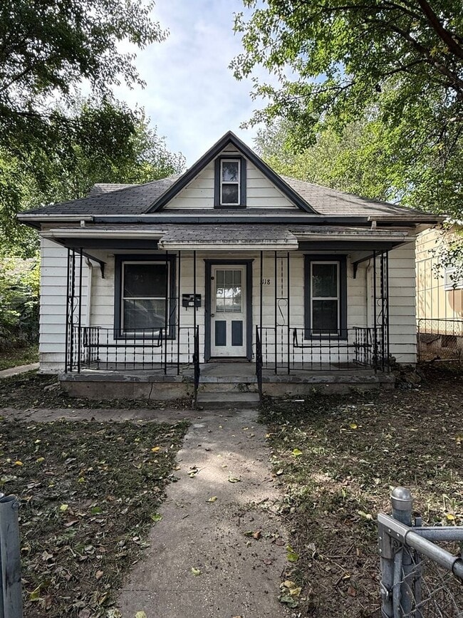 Building Photo - Quaint 2-Bedroom Bungalow Near Ft. Riley!