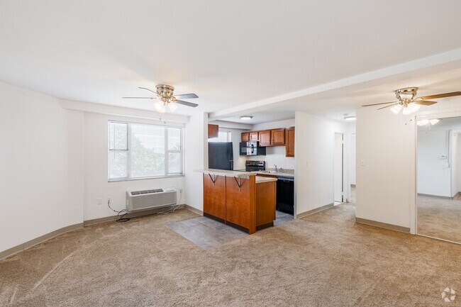 1BR, 1BA - 670SF - Living Room