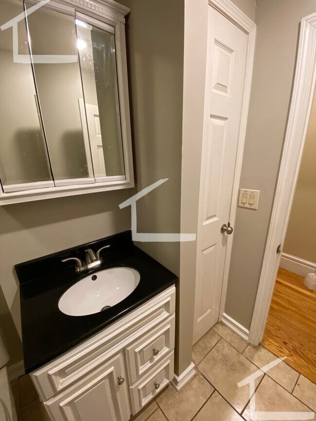 Photo - Nicely renovated 3 bed near the Green and ...