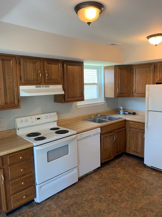 Photo - 3 Bedroom, 2.5 Bath single family home. Fenced yard with shed. New carpet and paint. Formal dinin...