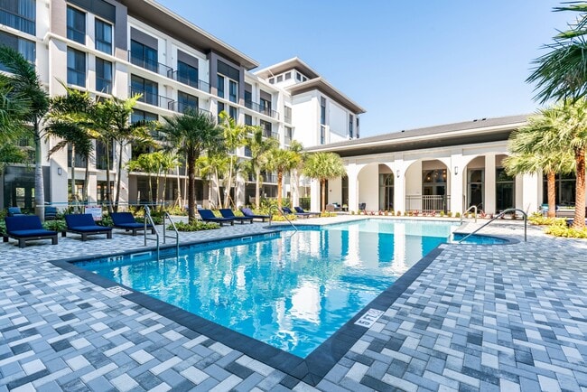 Piscina con estilo de centro turístico - The Point at Palm Beach Gardens Apartamentos