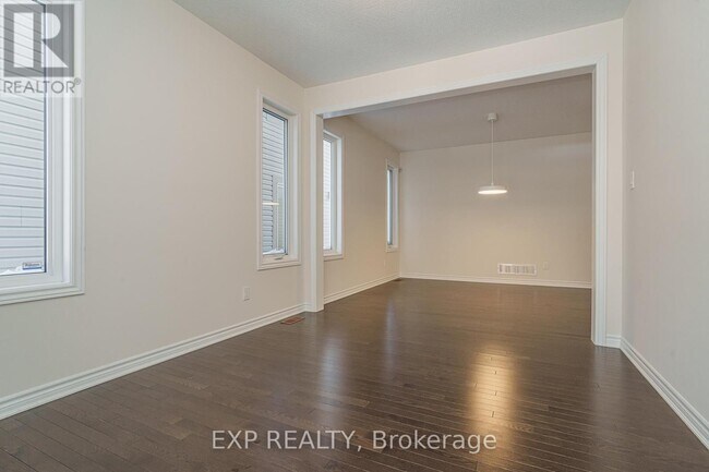 Photo - 215 Rivertree St
