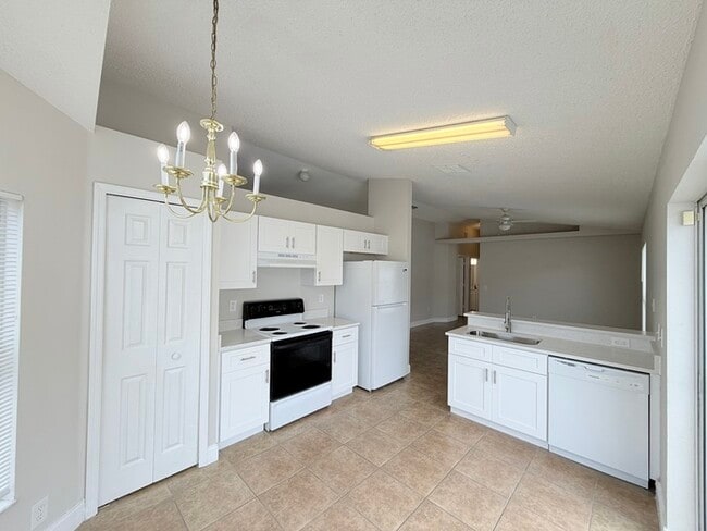 1828 Lacy Ln