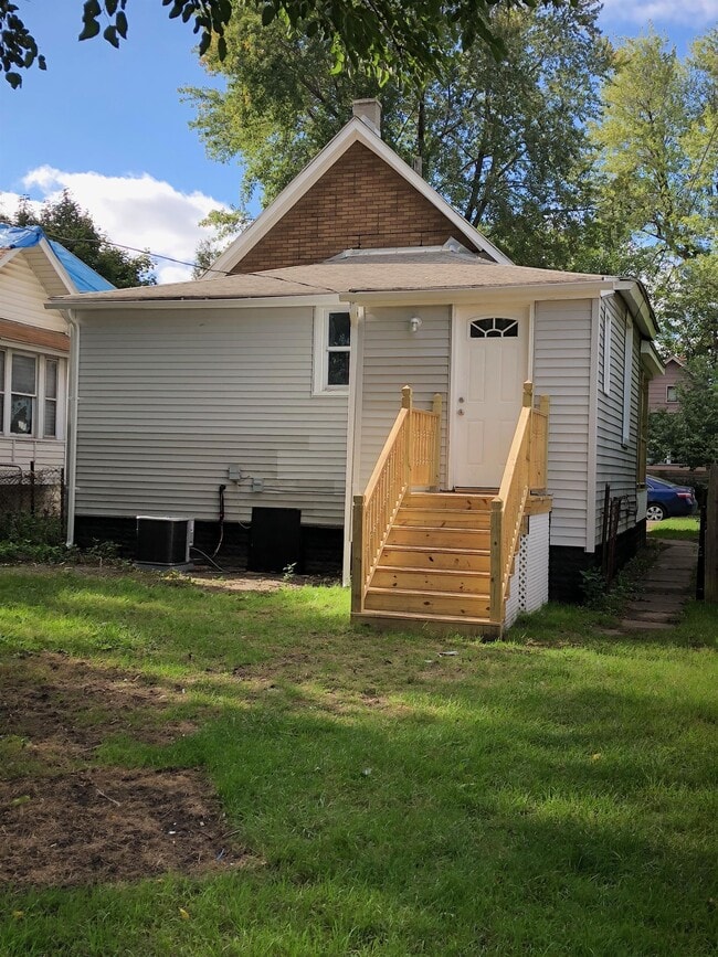Photo - 47 E James St