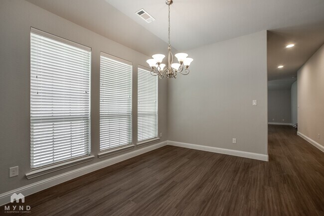 Photo - 3313 King Yon Wy