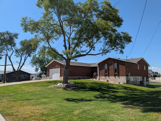Building Photo - Tiered Rent + Free Lawn Care! 5 Bed, 2.75 ... Rental