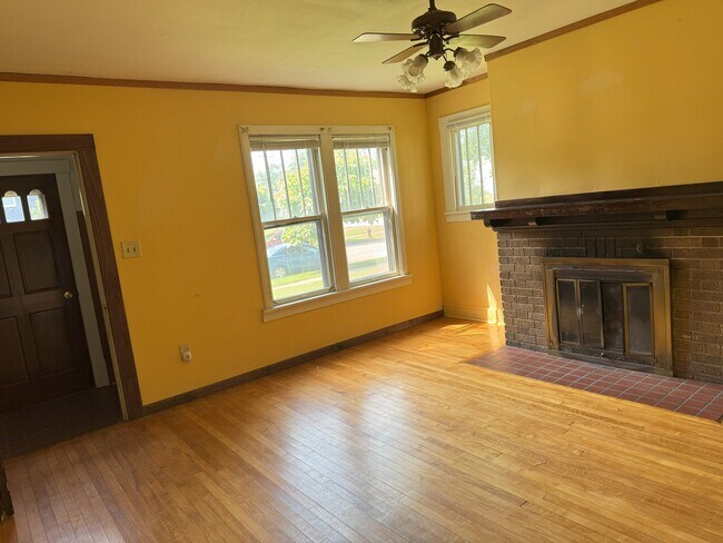 466 W Grand Ave Unit 3BR/1BA