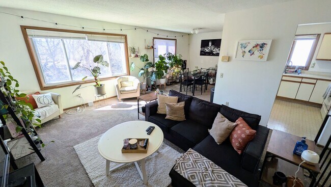 Photo - Spacious 3-Bedroom -- Available July 1st! Unidad 815
