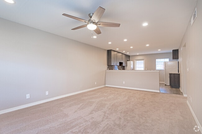 2BR, 1BA - 900SF