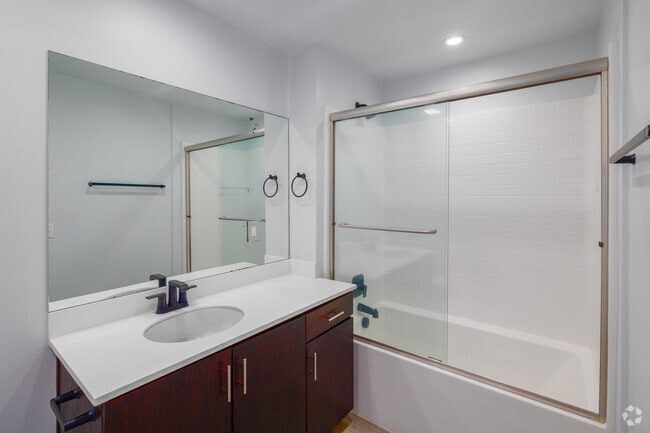 1BR, 1BA - 835SF - Bathroom - Santa Clara Courts Apartments of Ventura