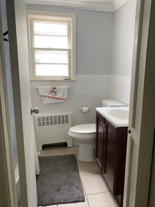 1st floor bathroom - 72 Butler Pl
