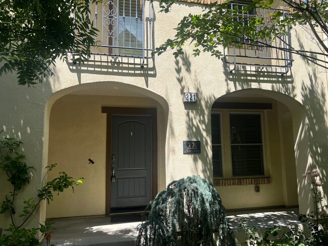 Photo - Beautiful 3 bed 3.5 bath Townhouse with A/C in Mountain View. Blocks from Downtown.