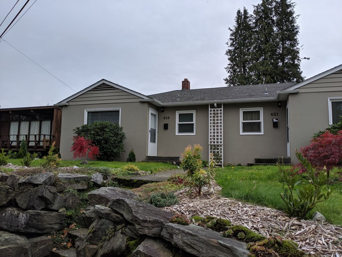 619/621 Main St Duplex - 619/621 Main St Duplex Unit 621 Main St.
